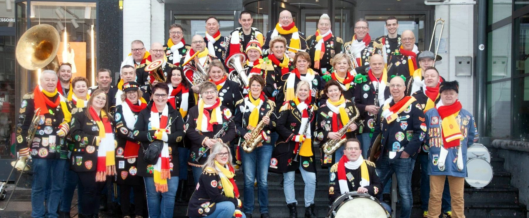 De muzikanten van Alle Daoge Feest samen op de groepsfoto